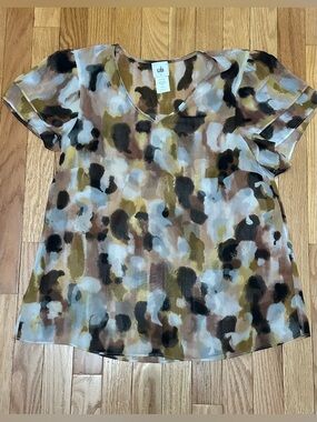 NWOT CAbi Short Sleeve V-Neck Blouse in Neutral Multi